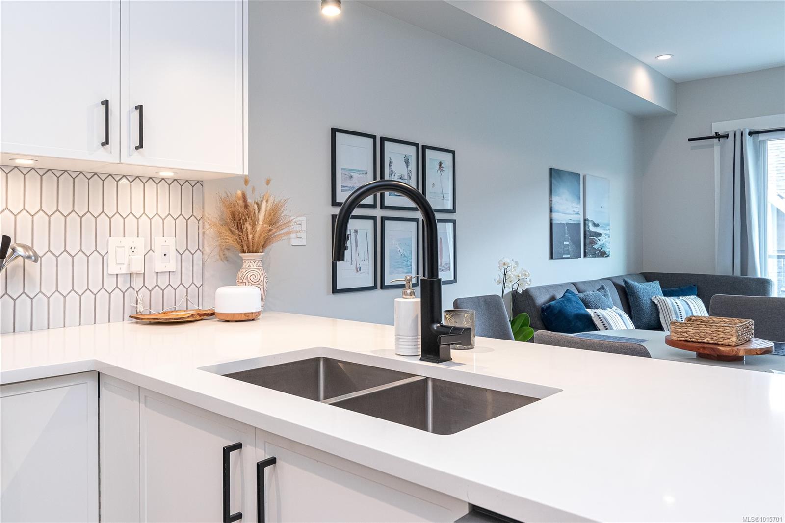 1142 Moonstone Loop