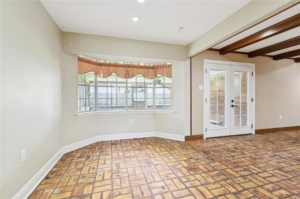 33 W IMPERIAL Street