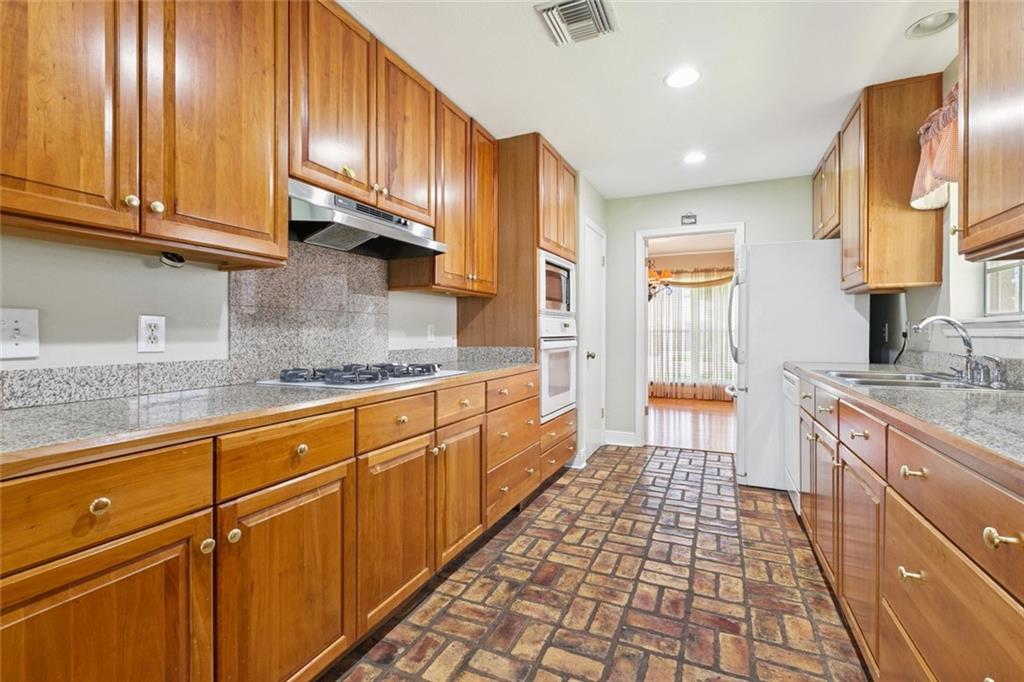 33 W IMPERIAL Street