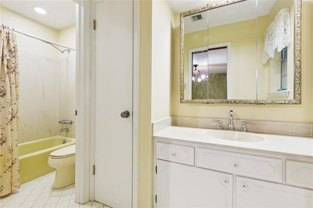 33 W IMPERIAL Street