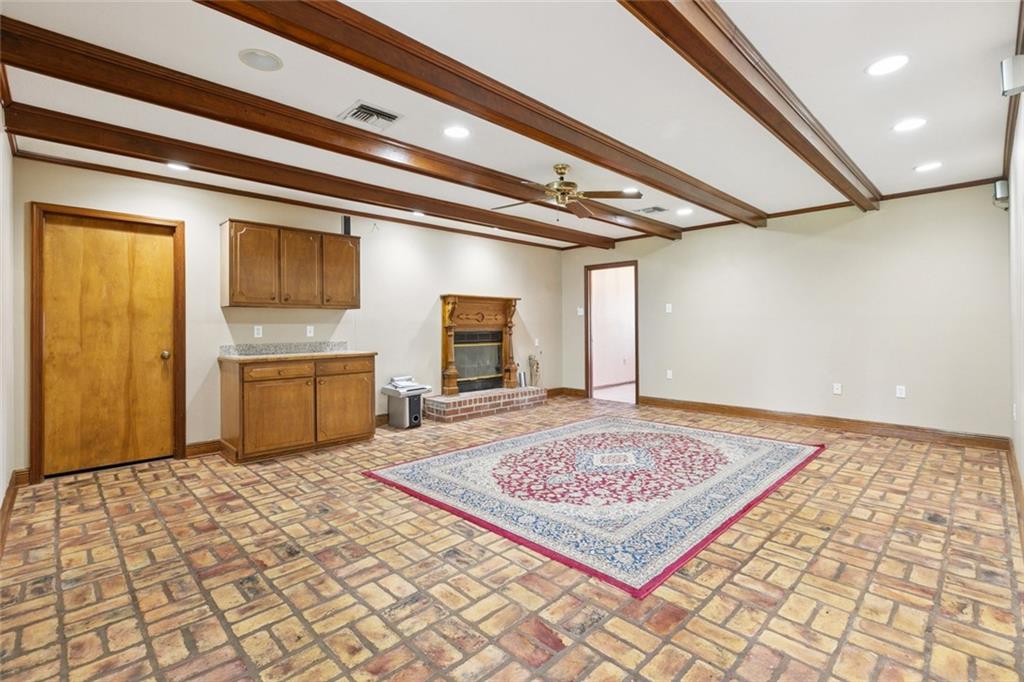 33 W IMPERIAL Street