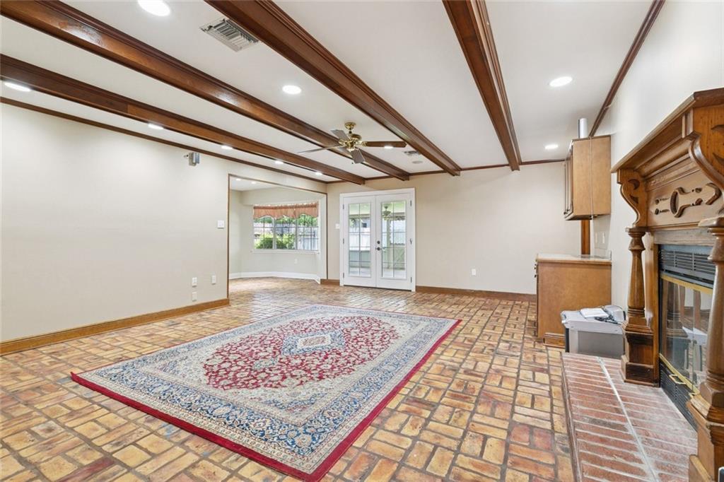 33 W IMPERIAL Street