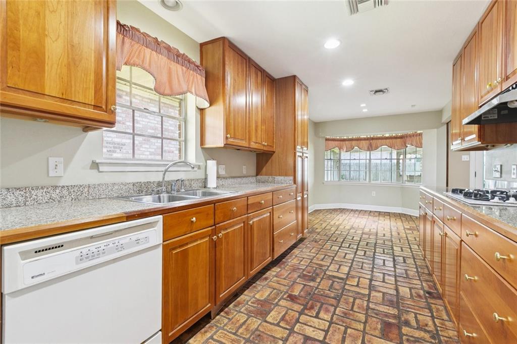 33 W IMPERIAL Street