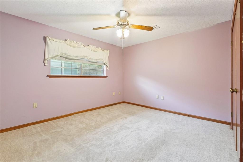 33 W IMPERIAL Street