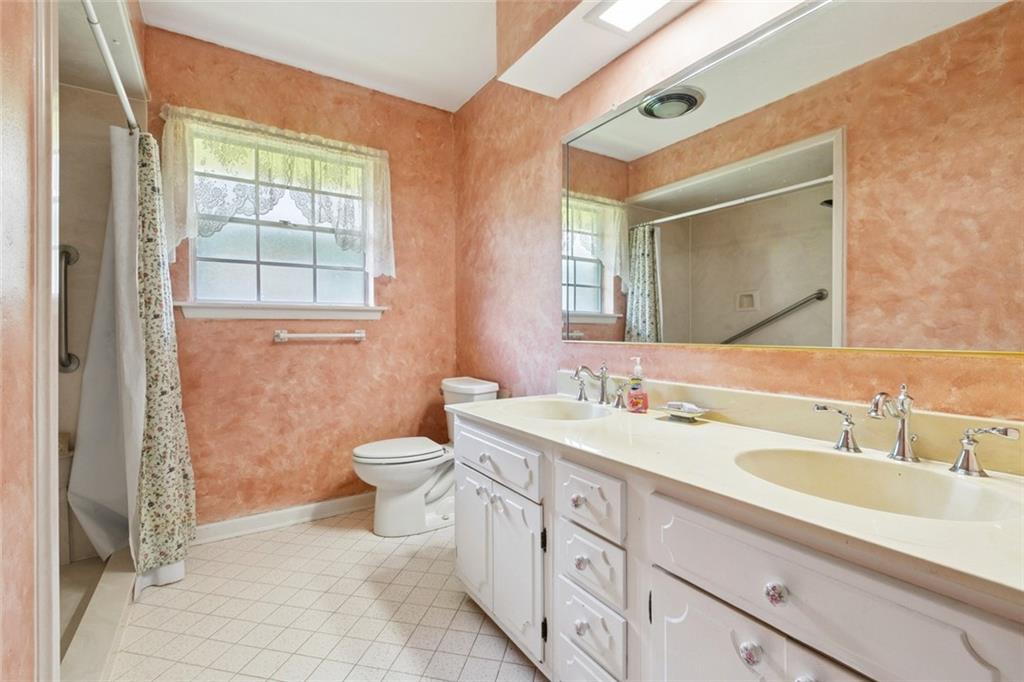 33 W IMPERIAL Street