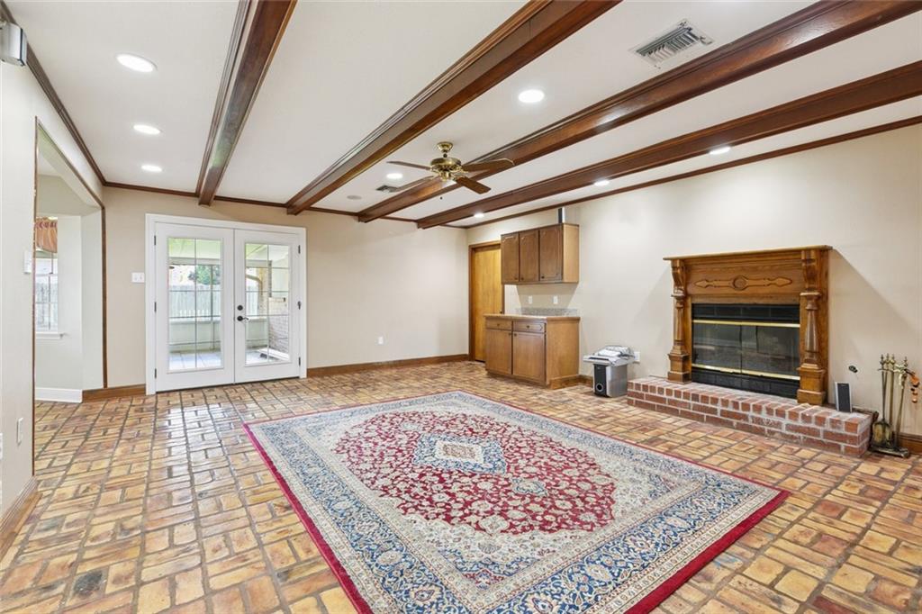 33 W IMPERIAL Street