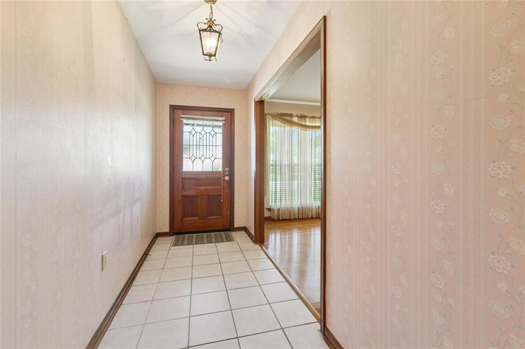 33 W IMPERIAL Street