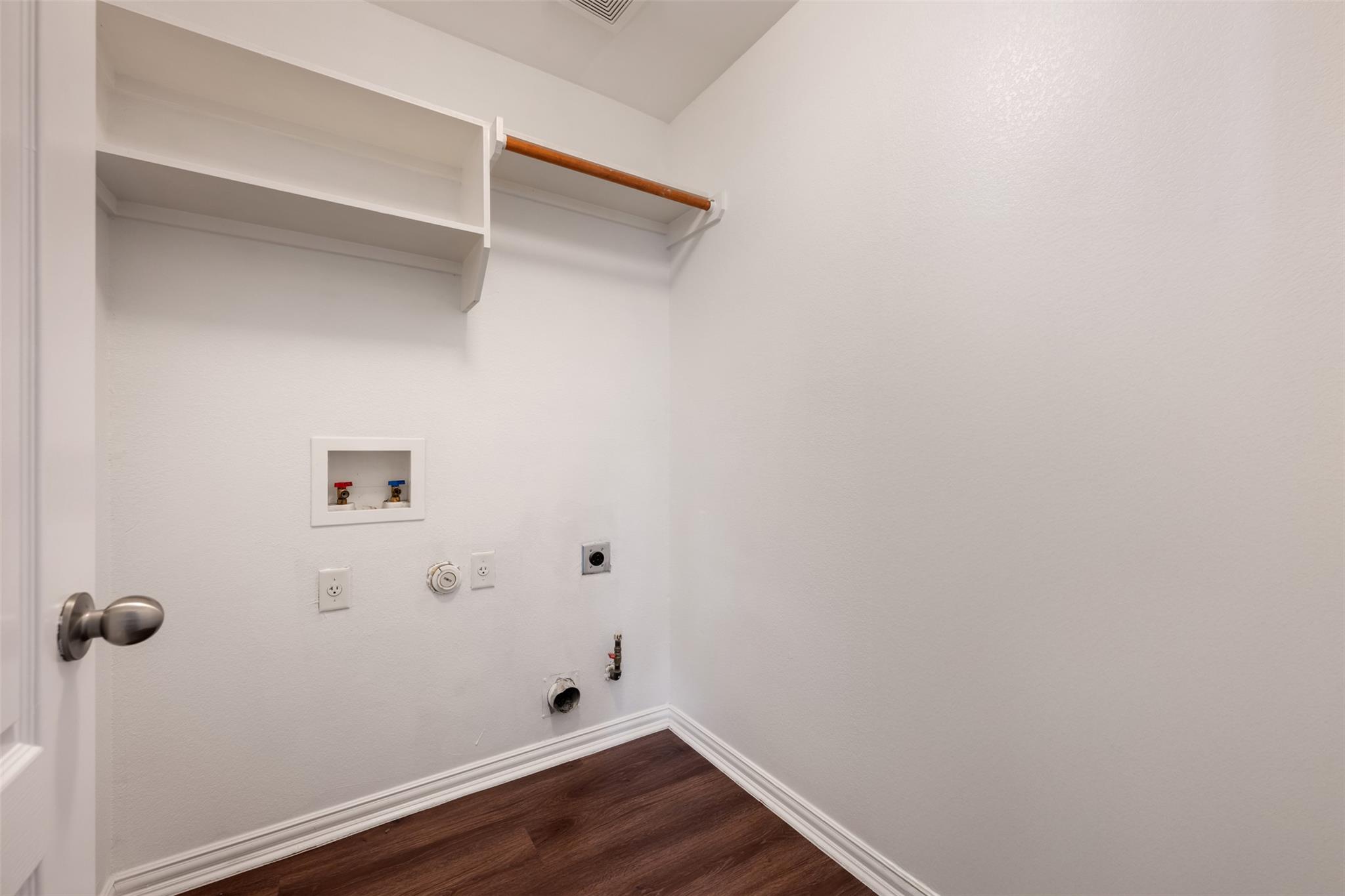 382 Bloomsbury DR