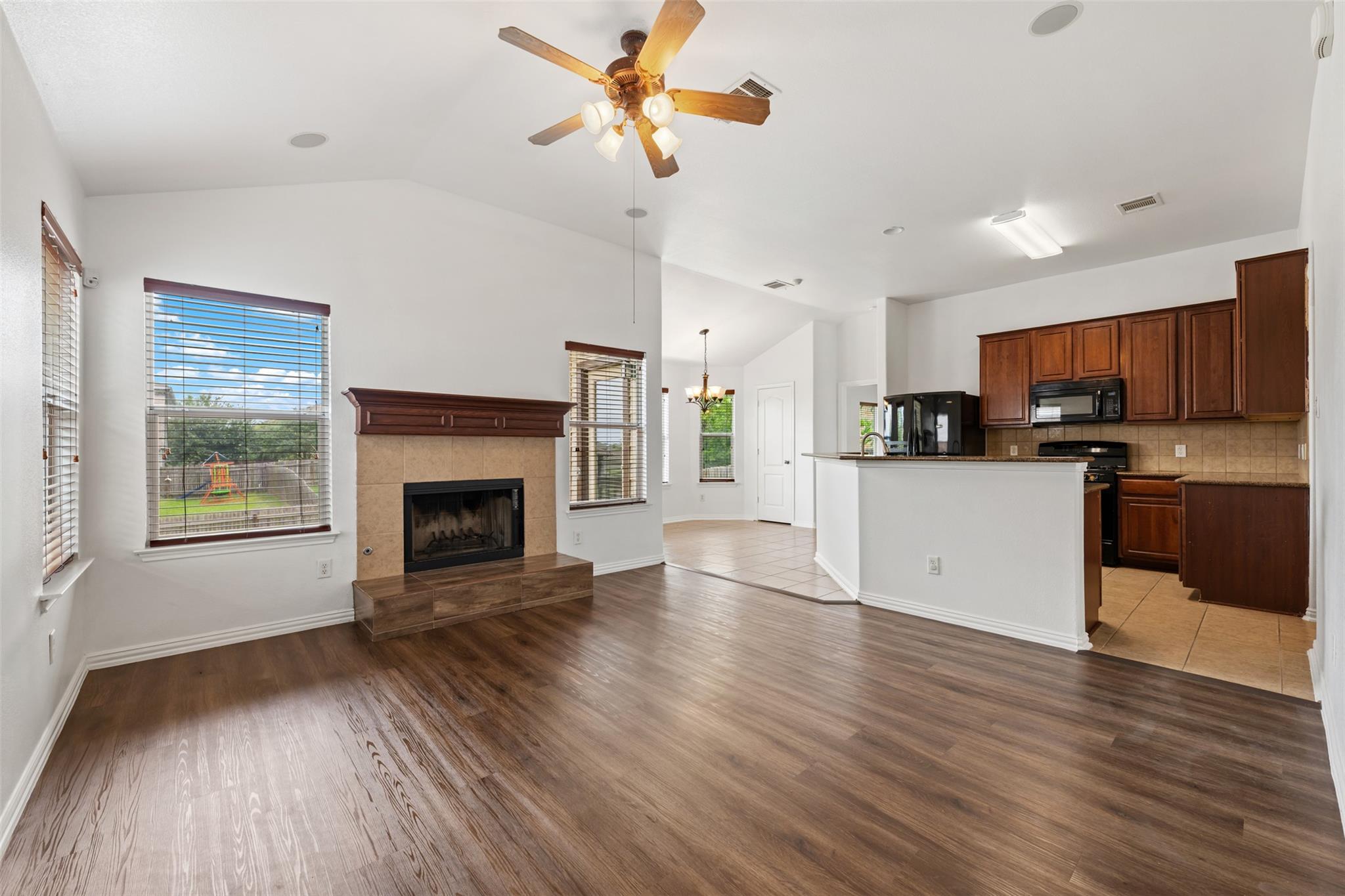 382 Bloomsbury DR