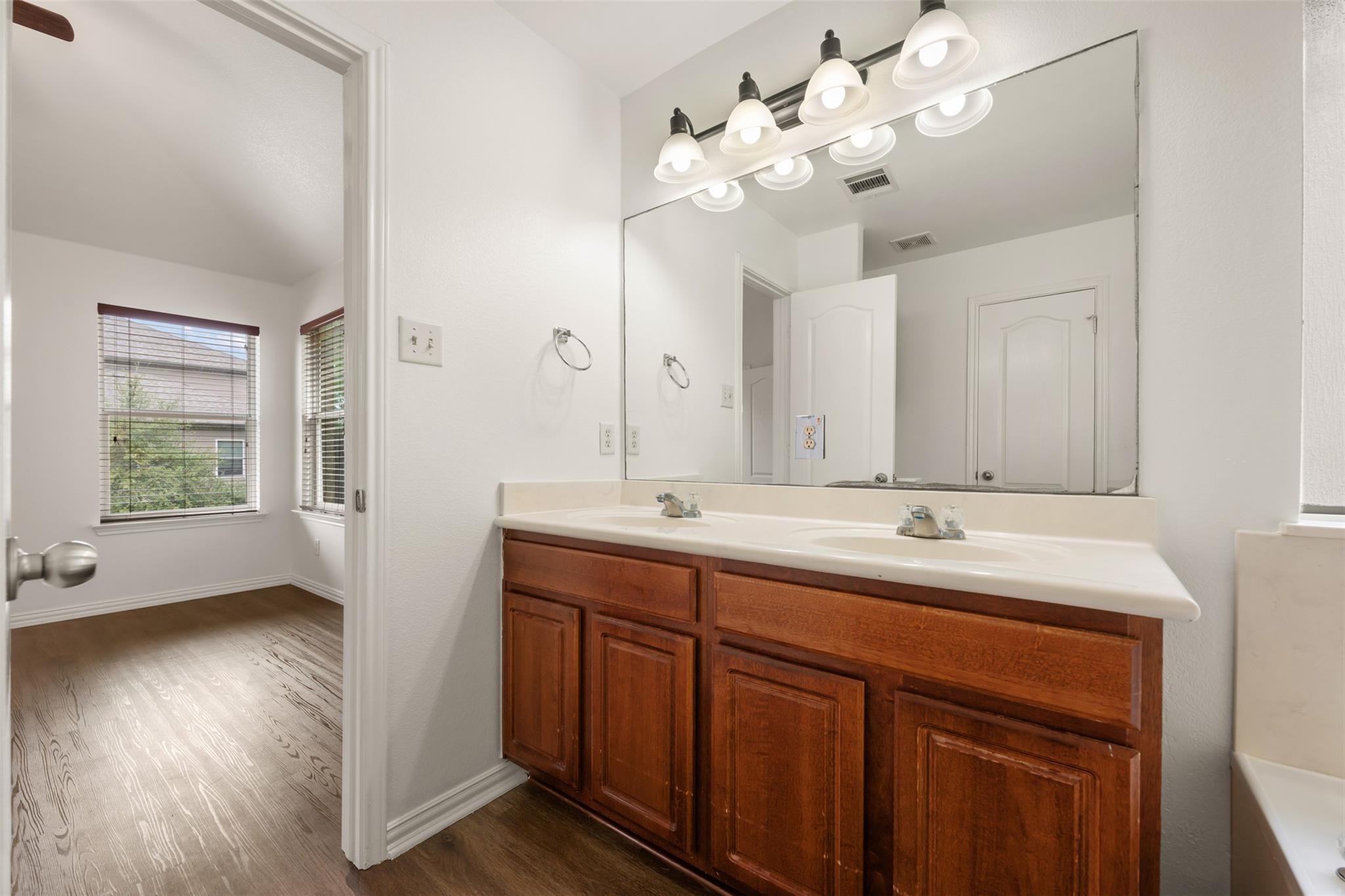 382 Bloomsbury DR