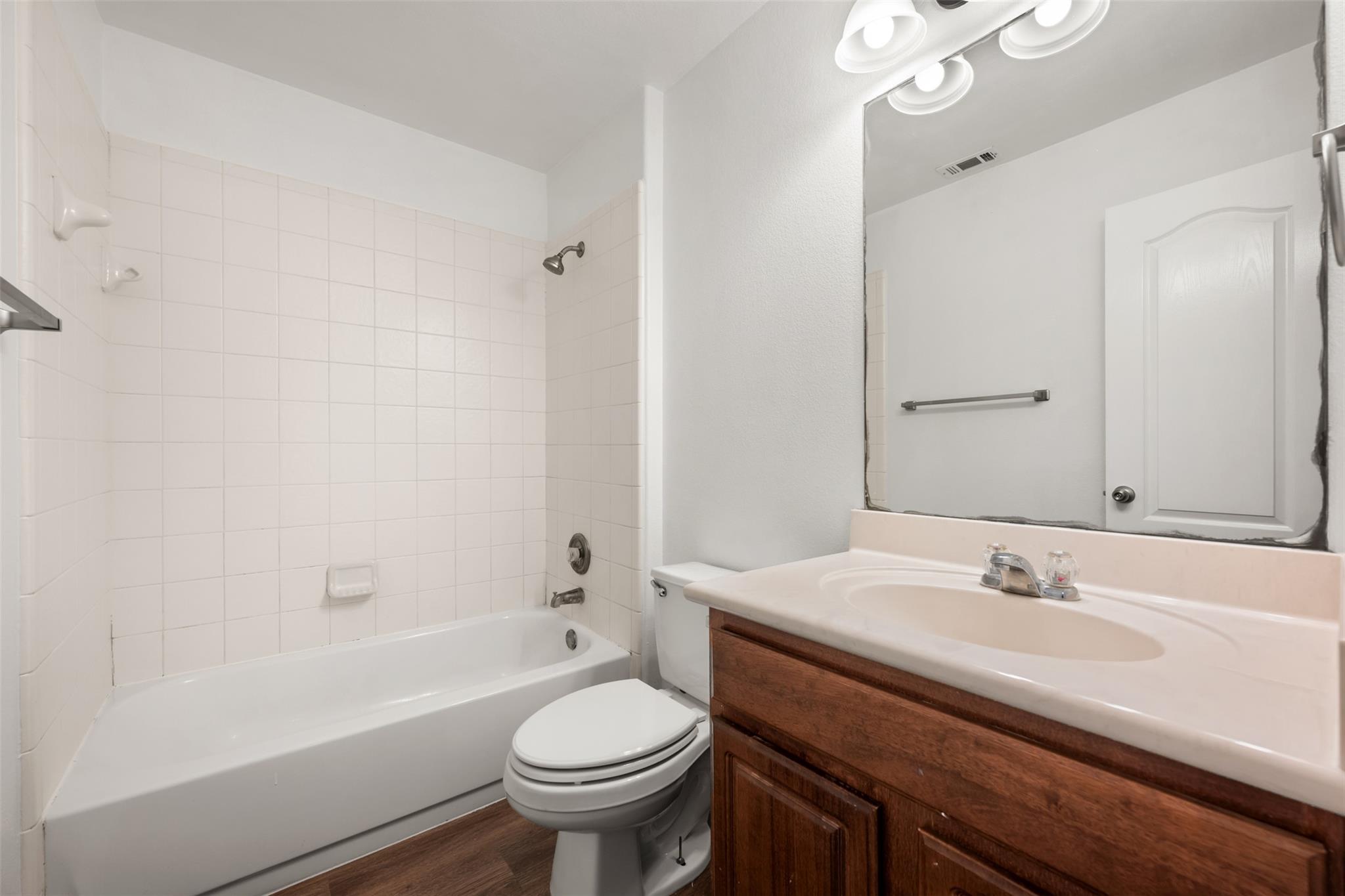 382 Bloomsbury DR