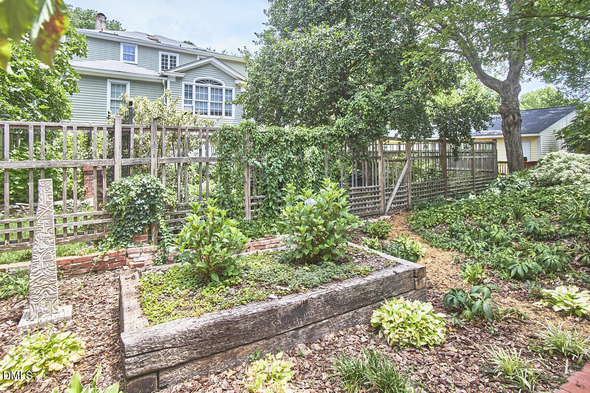 317 Pell Street