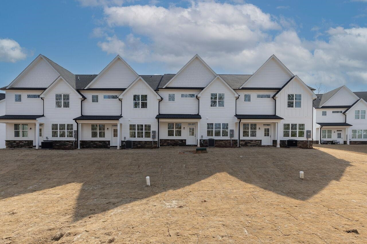 225 Southerby Bluffs Court