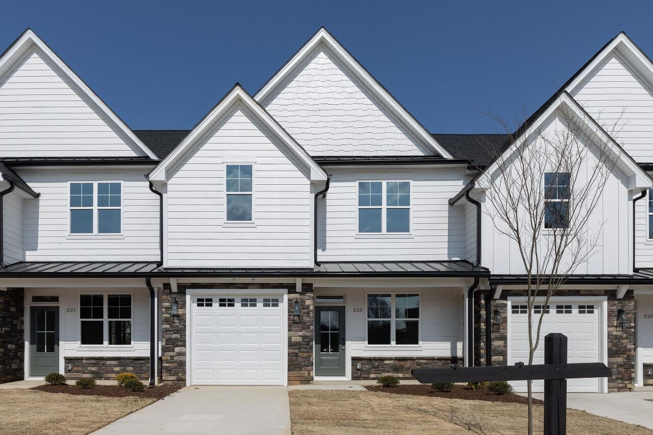 225 Southerby Bluffs Court