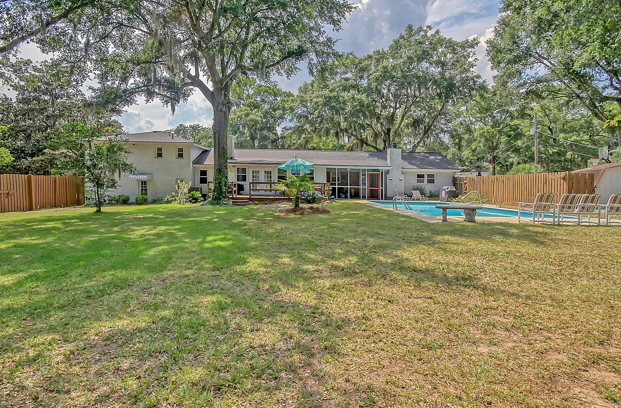 828 Robert E Lee Boulevard