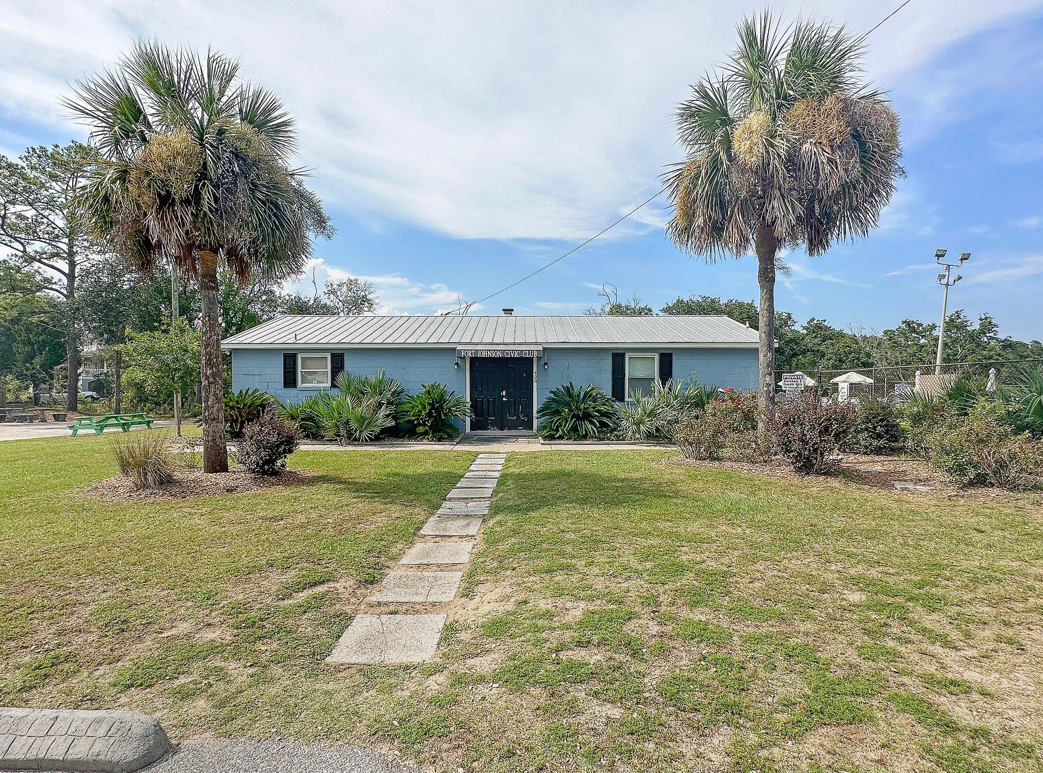 828 Robert E Lee Boulevard