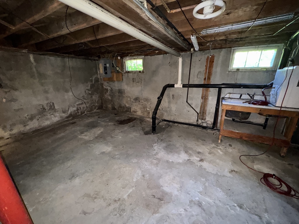 28 Lindbergh St