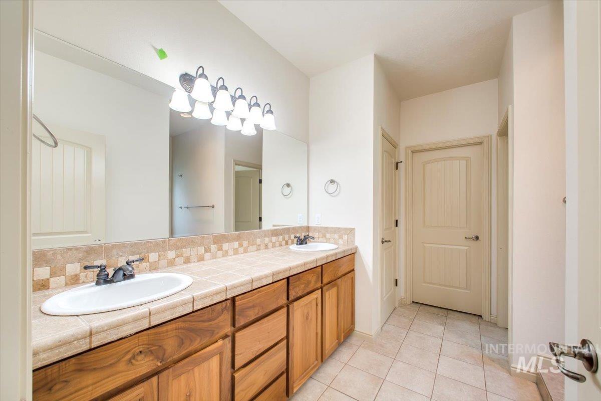 686 W Great Basin Dr