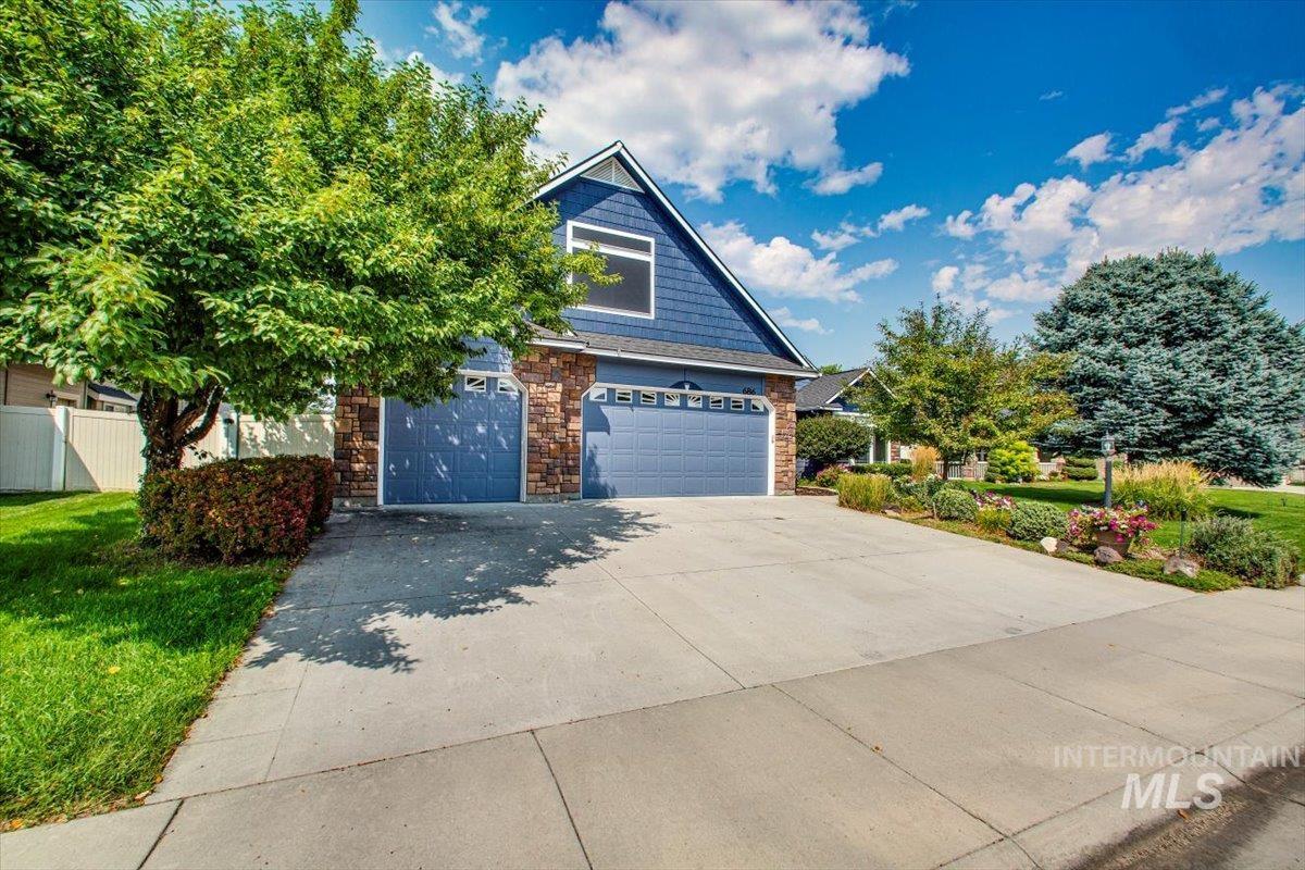 686 W Great Basin Dr