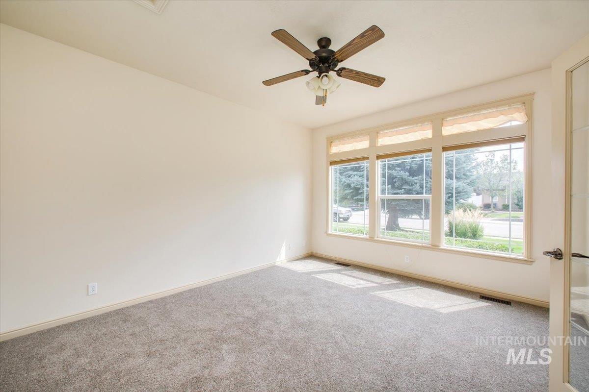 686 W Great Basin Dr