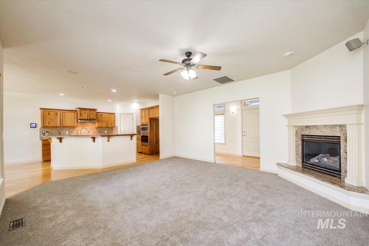 686 W Great Basin Dr