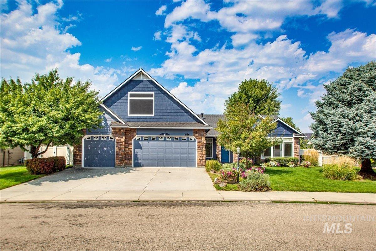 686 W Great Basin Dr