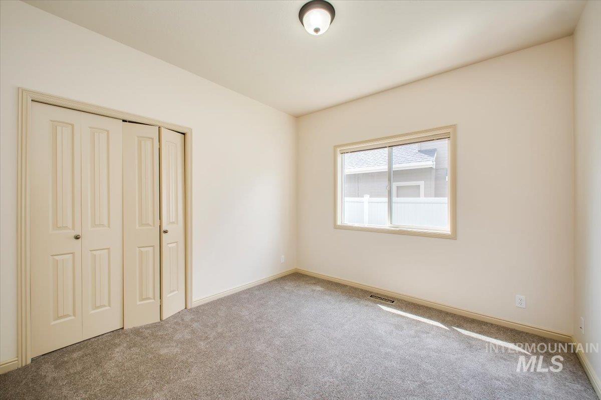 686 W Great Basin Dr