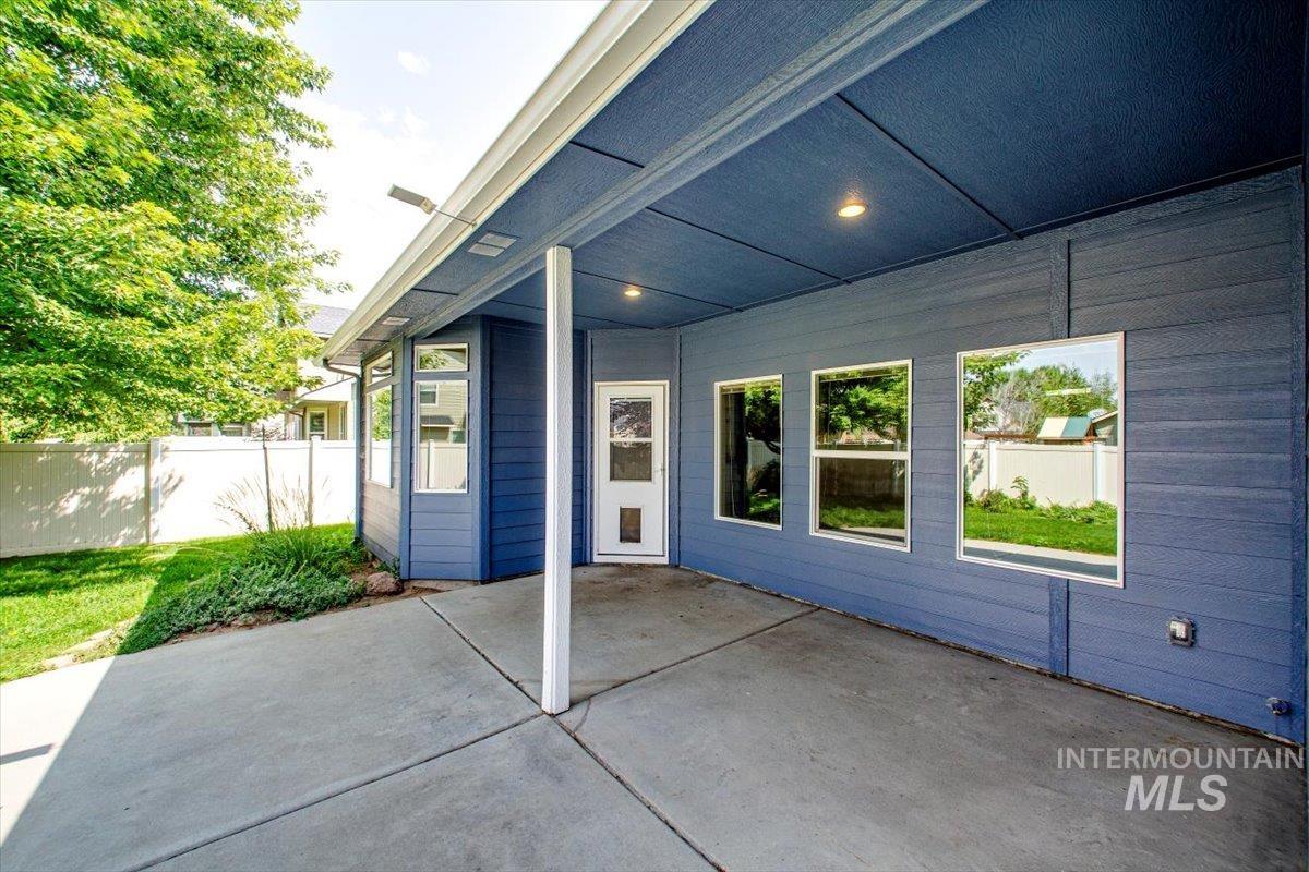 686 W Great Basin Dr