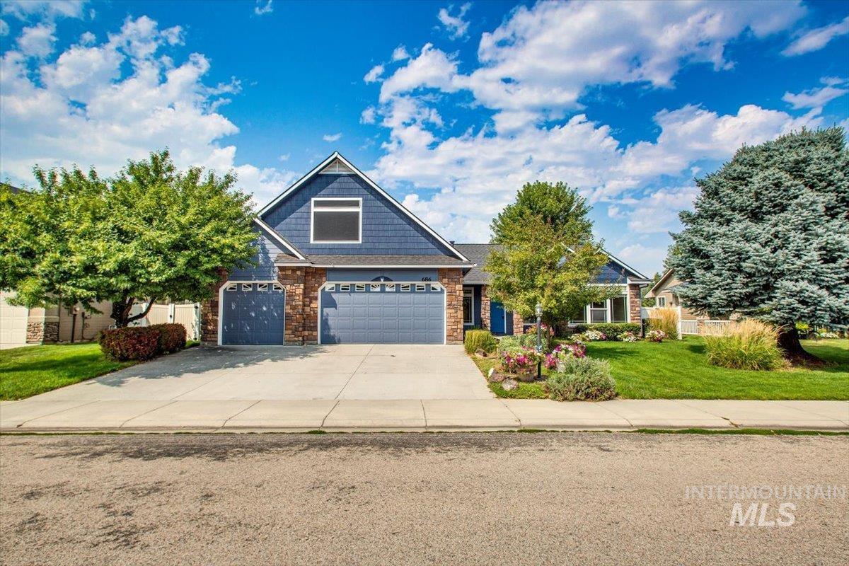 686 W Great Basin Dr