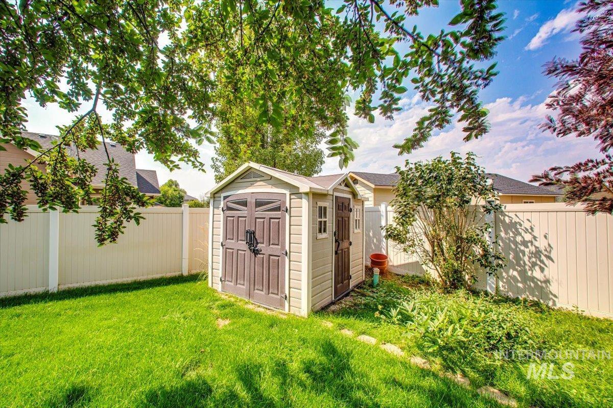 686 W Great Basin Dr