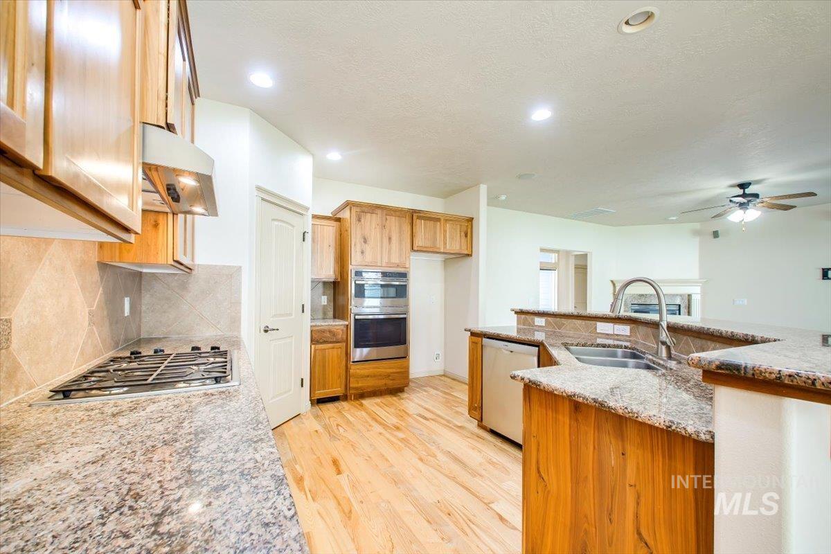 686 W Great Basin Dr