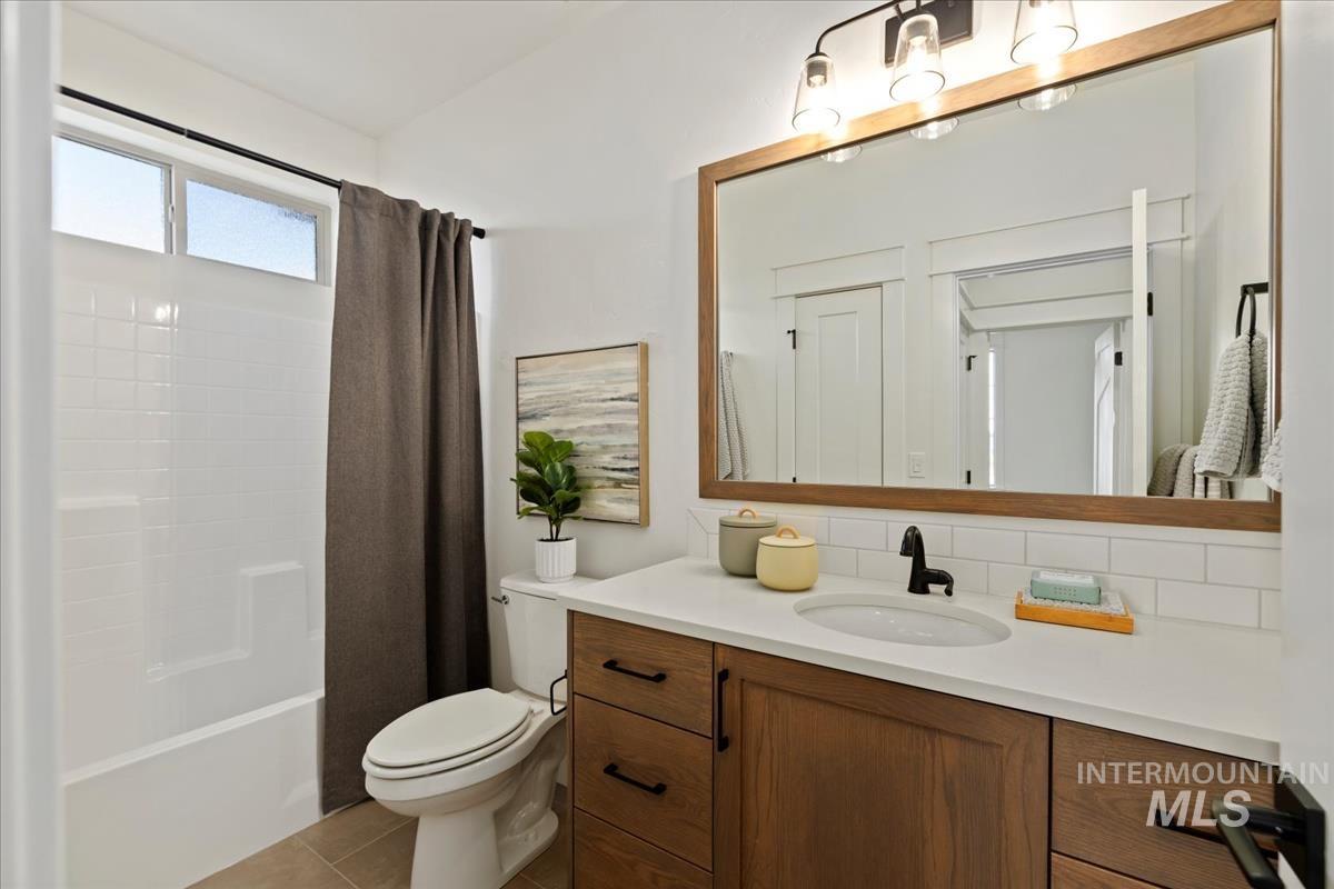 2233 E Hidcote Street