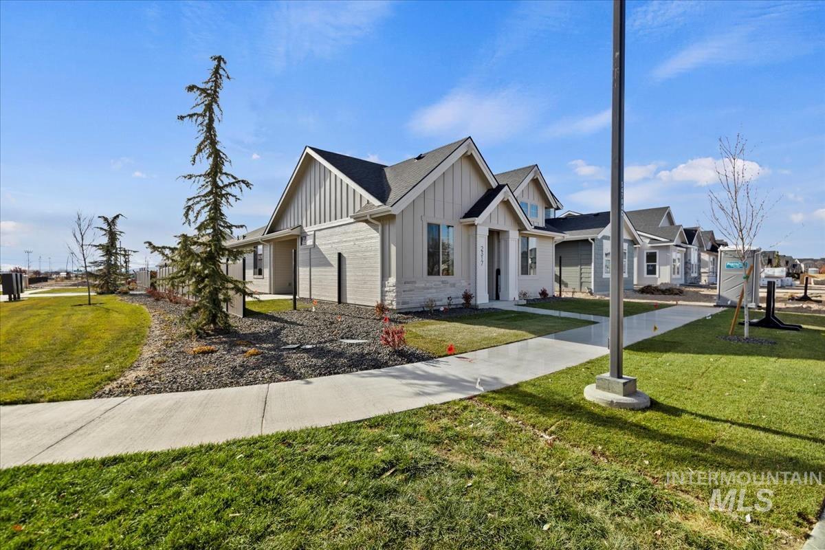 2233 E Hidcote Street