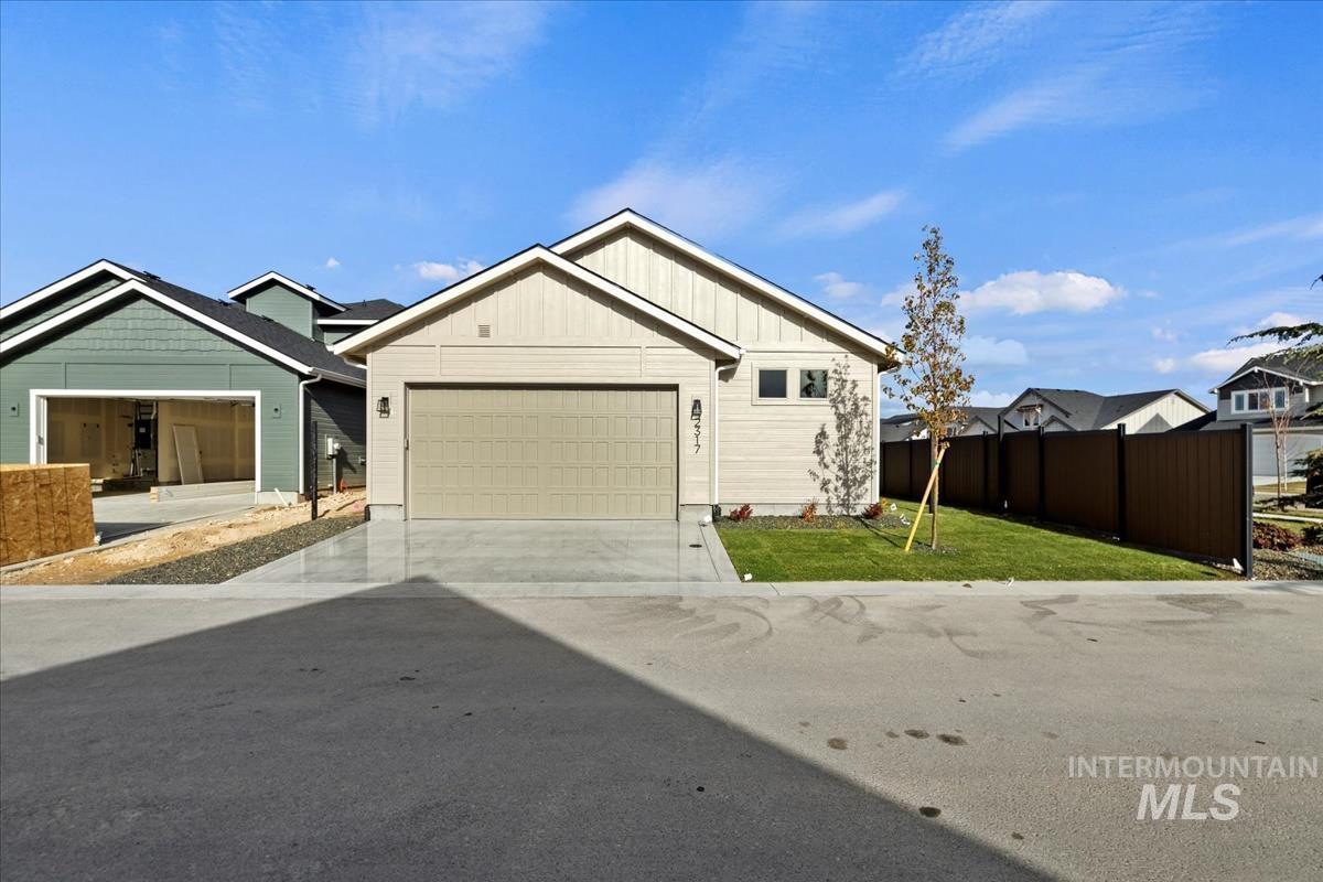 2233 E Hidcote Street