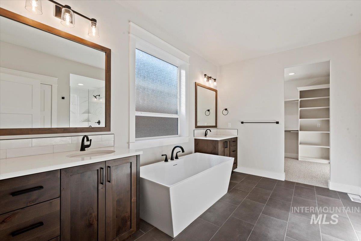 6846 N Willowside Ave