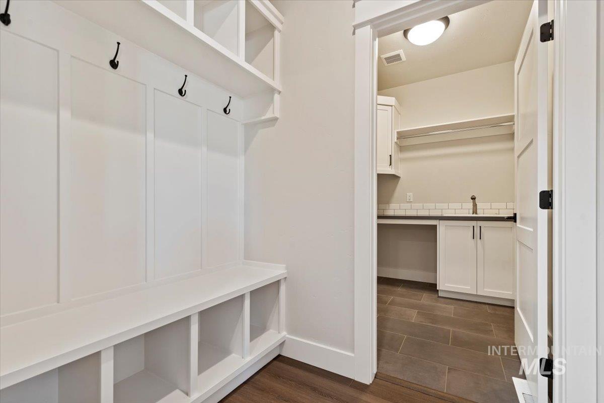 6846 N Willowside Ave