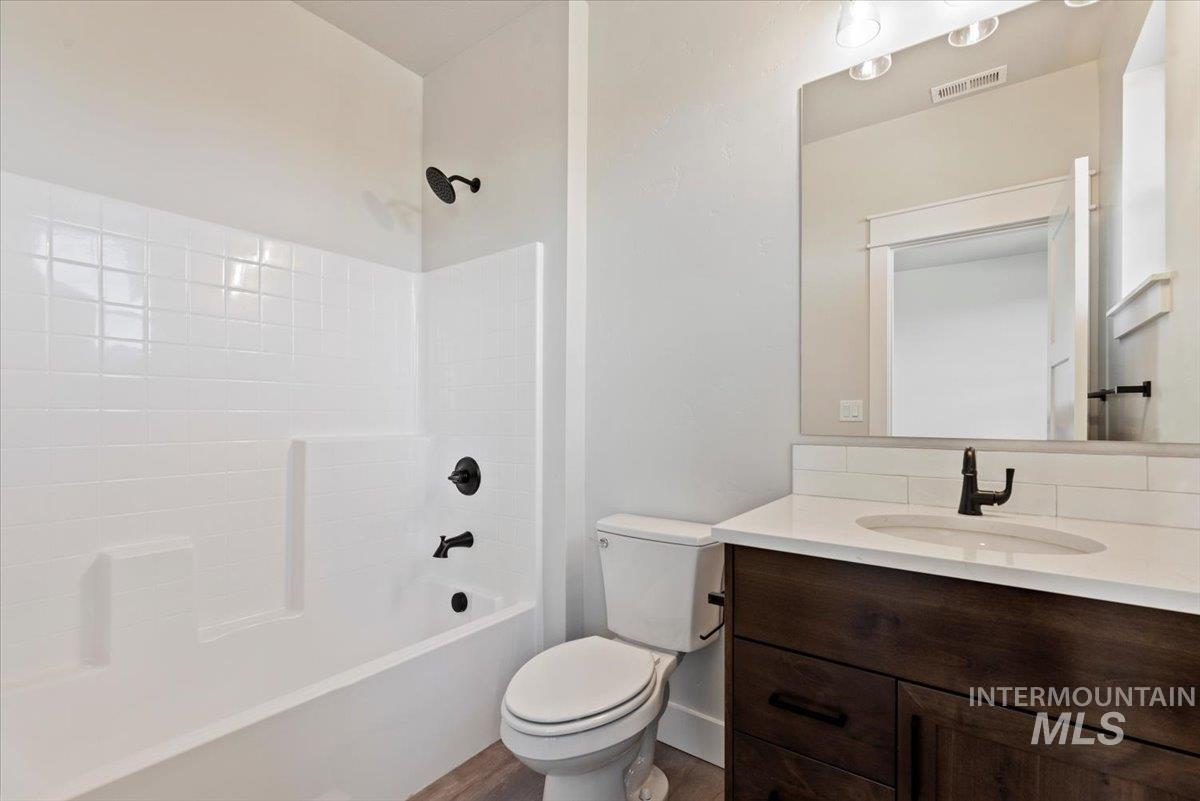 6846 N Willowside Ave