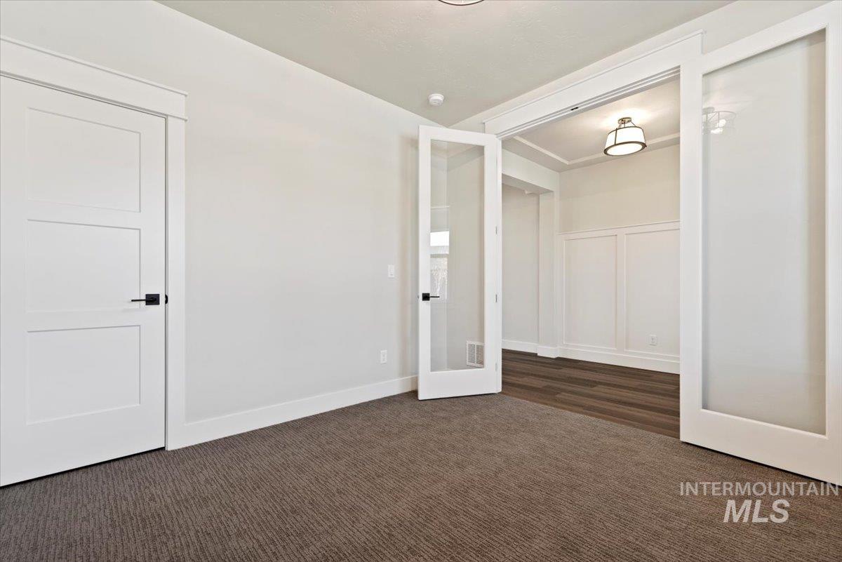 6846 N Willowside Ave