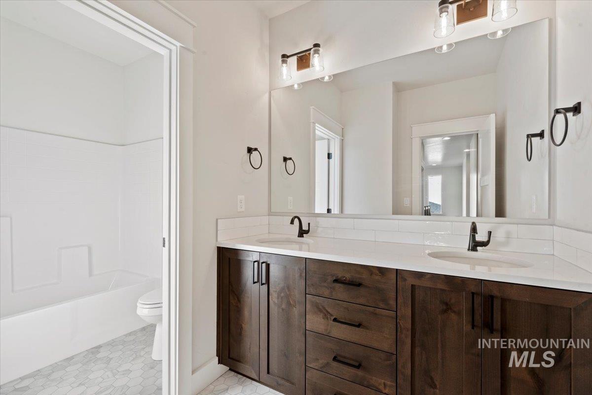 6846 N Willowside Ave