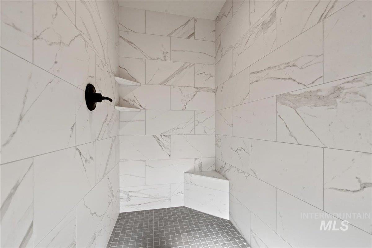 6846 N Willowside Ave