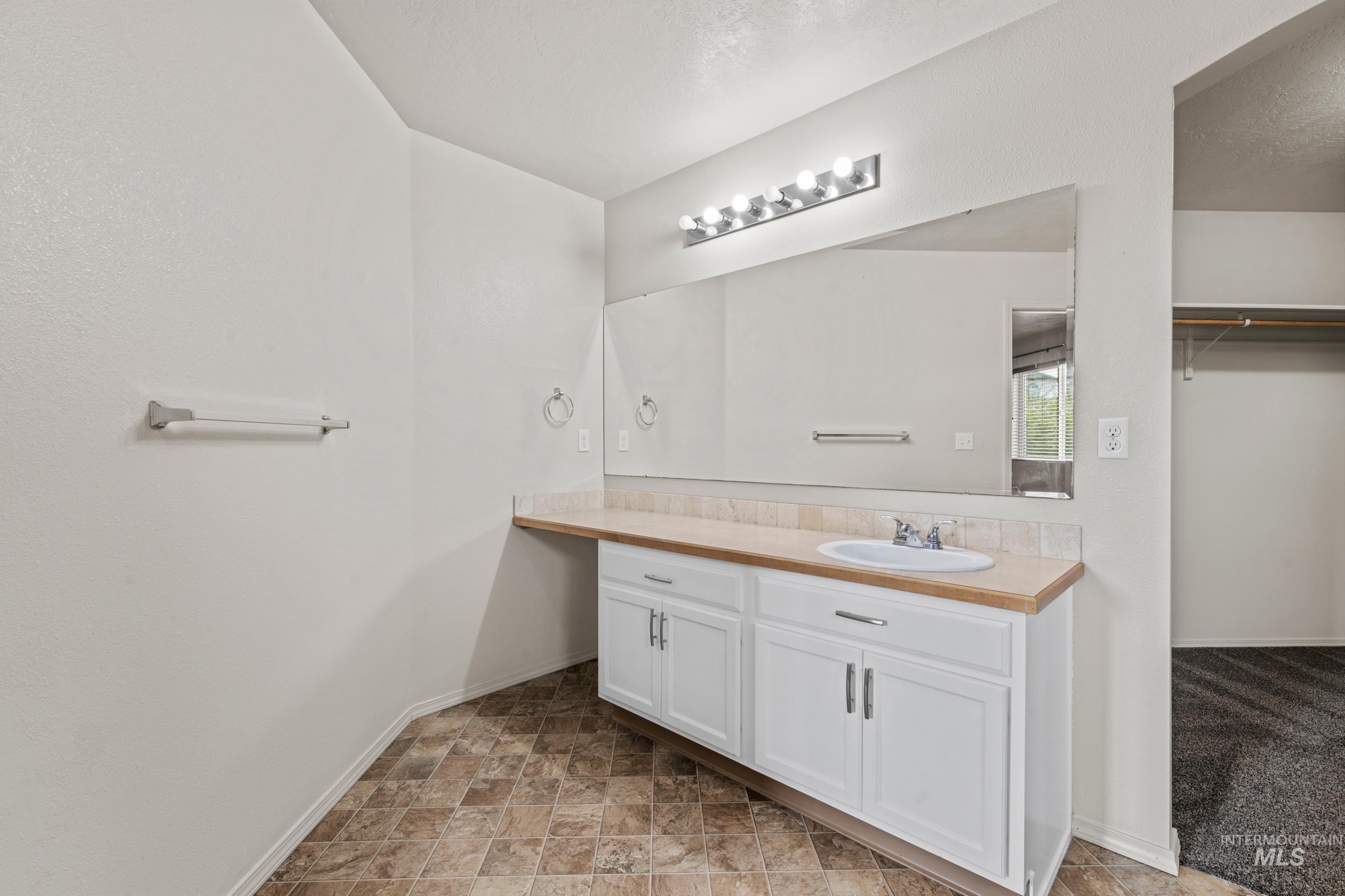 3902 S Leaning Tower Pl