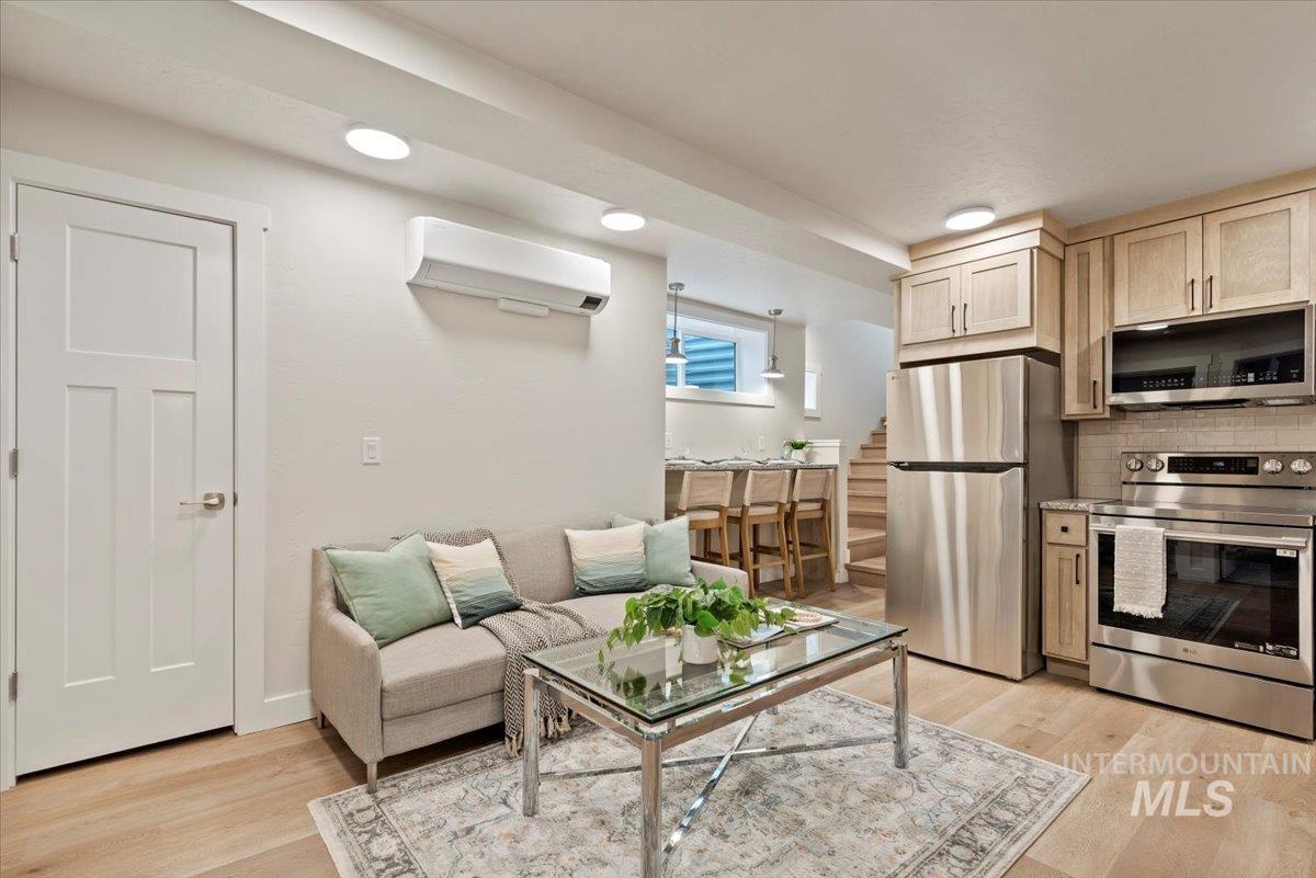 10061 W Mcmillan & 10063 Mcmillan (Adu)