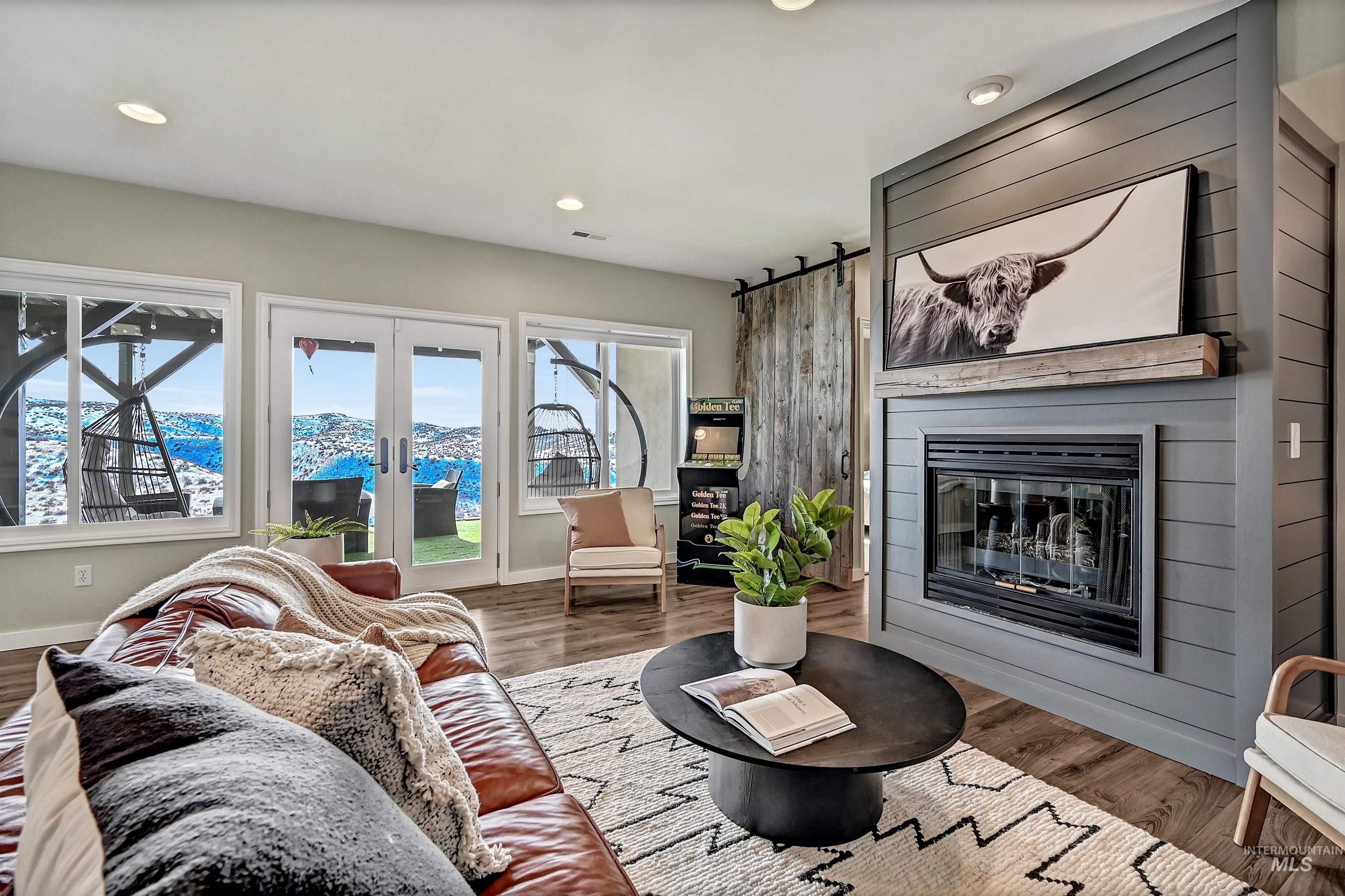 817 E Highland View Dr