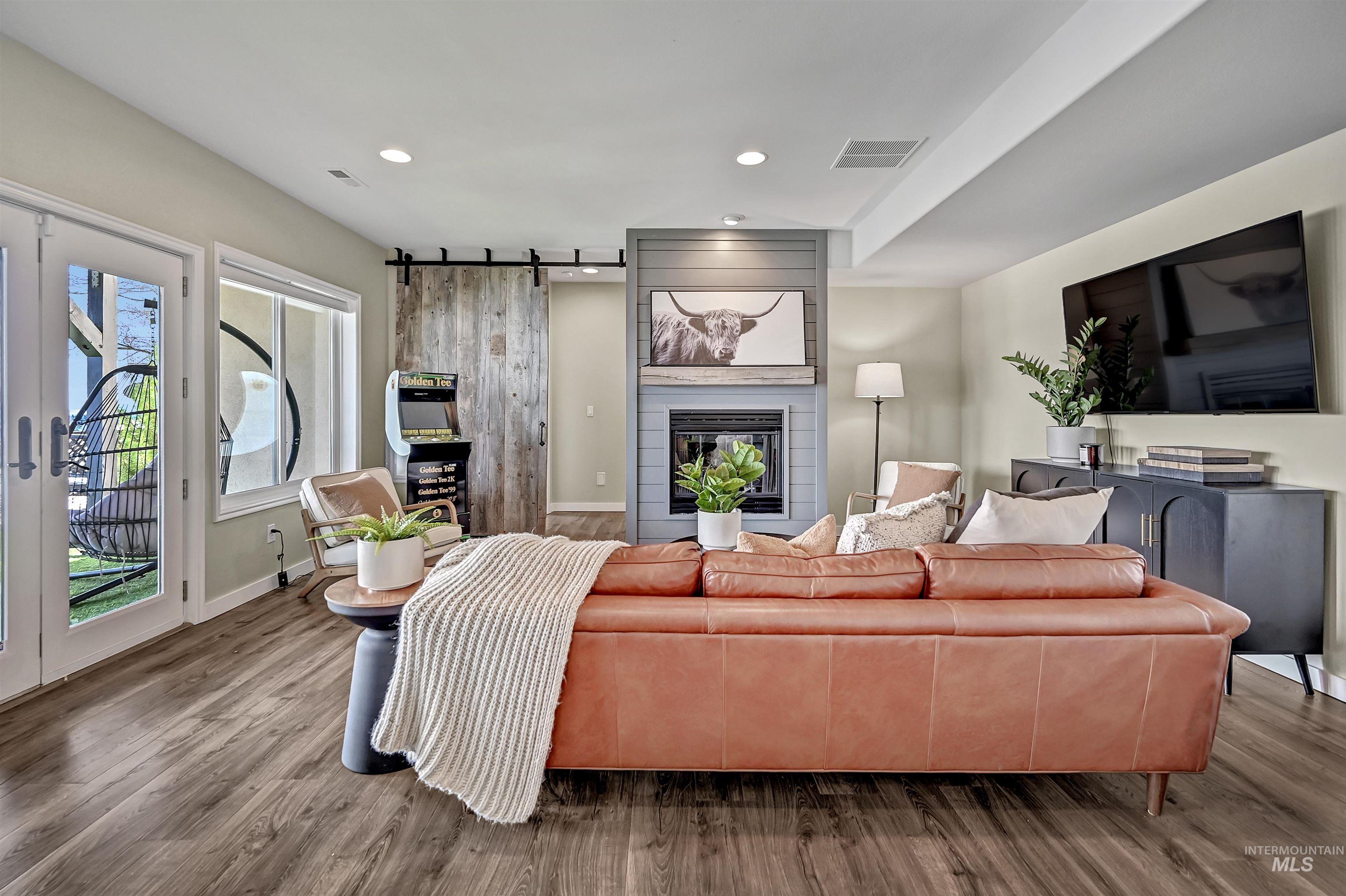 817 E Highland View Dr