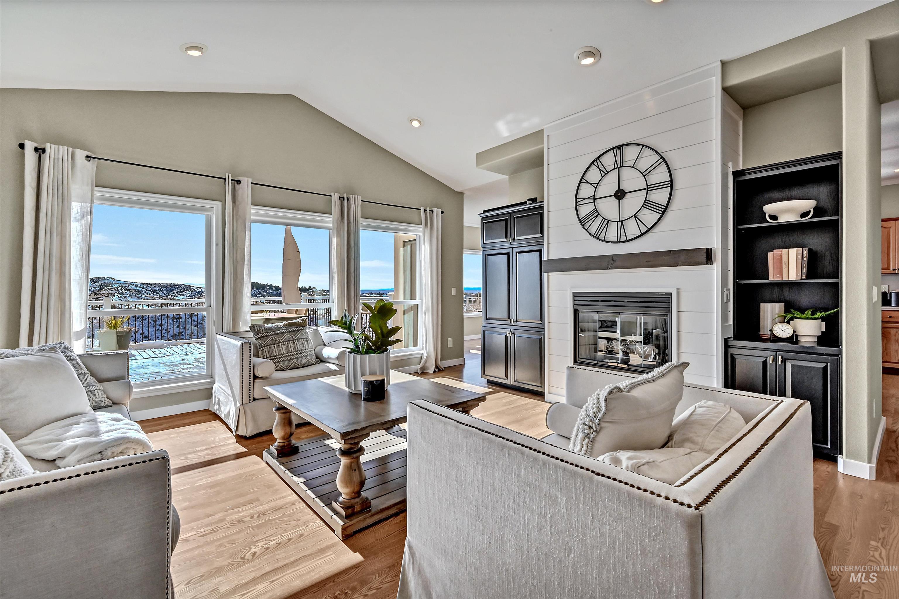 817 E Highland View Dr