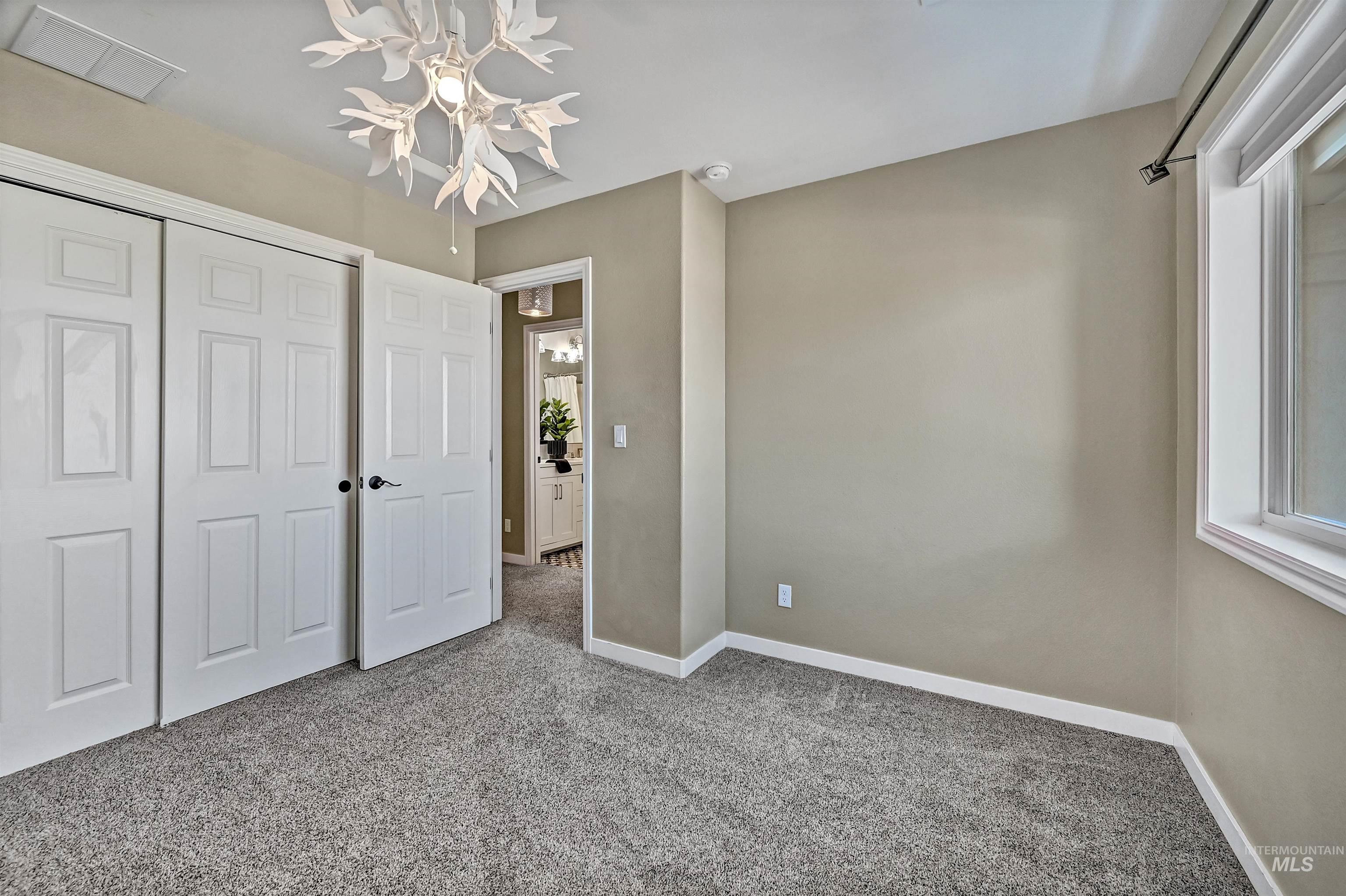 817 E Highland View Dr