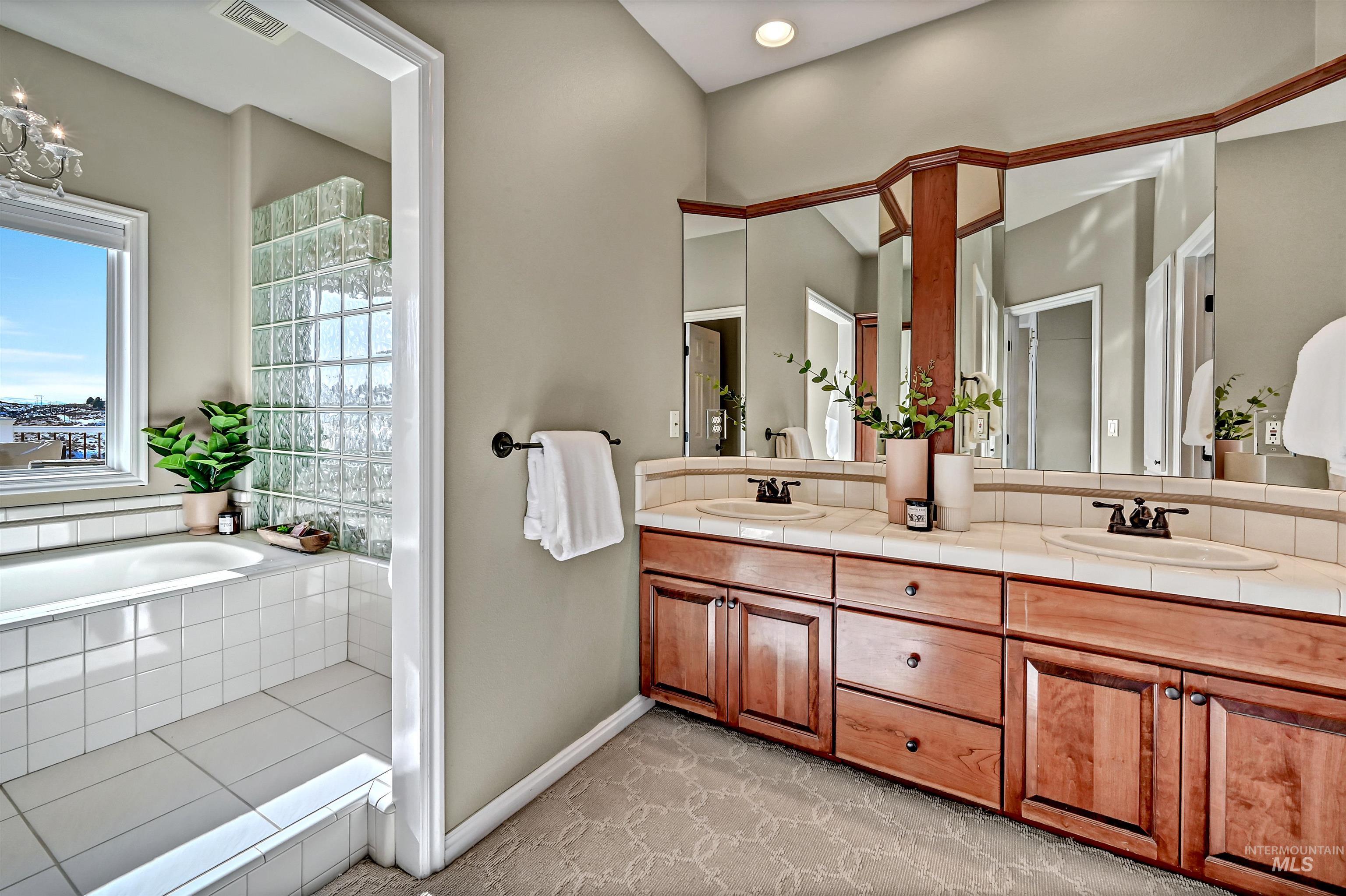 817 E Highland View Dr