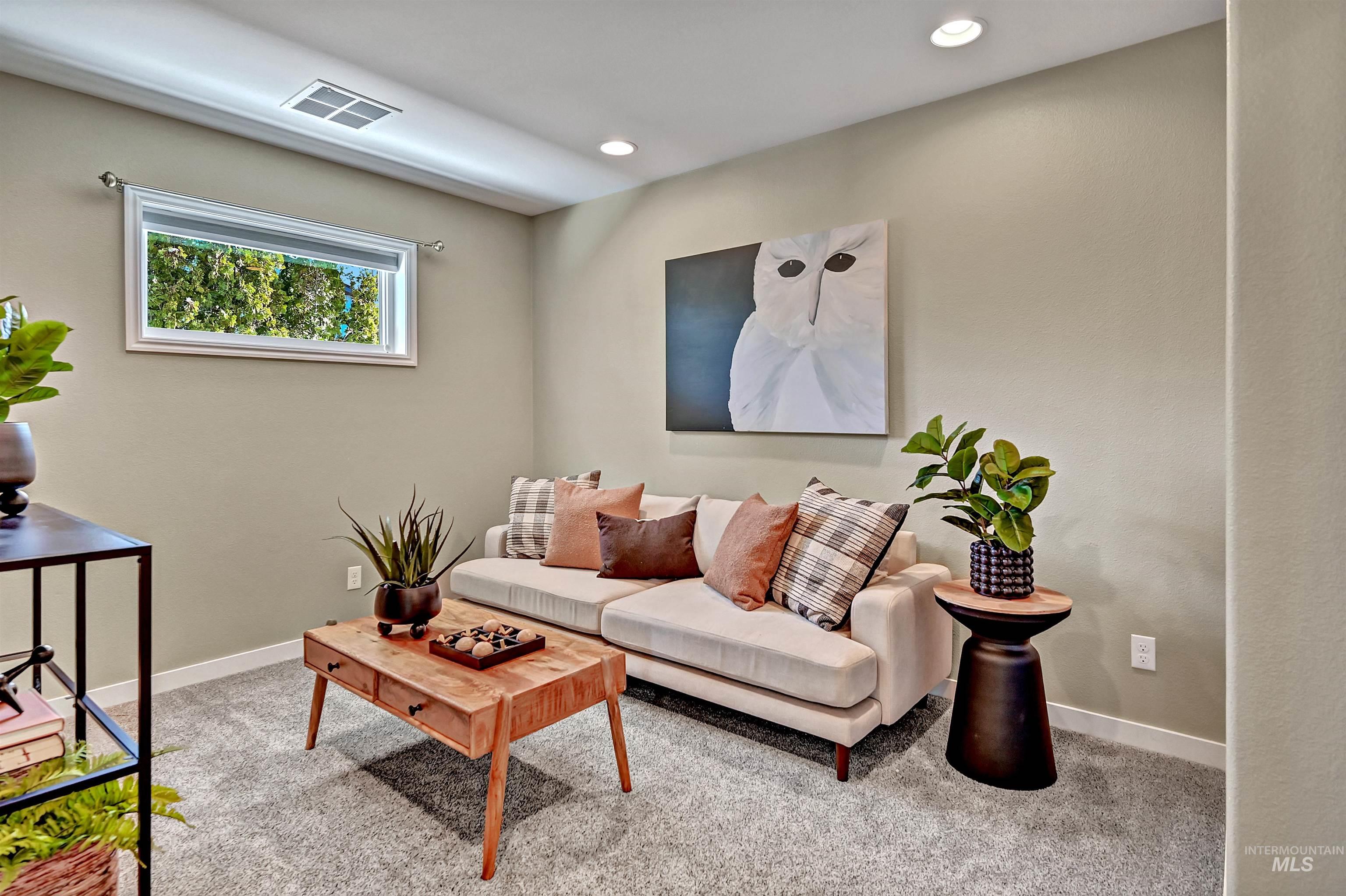 817 E Highland View Dr