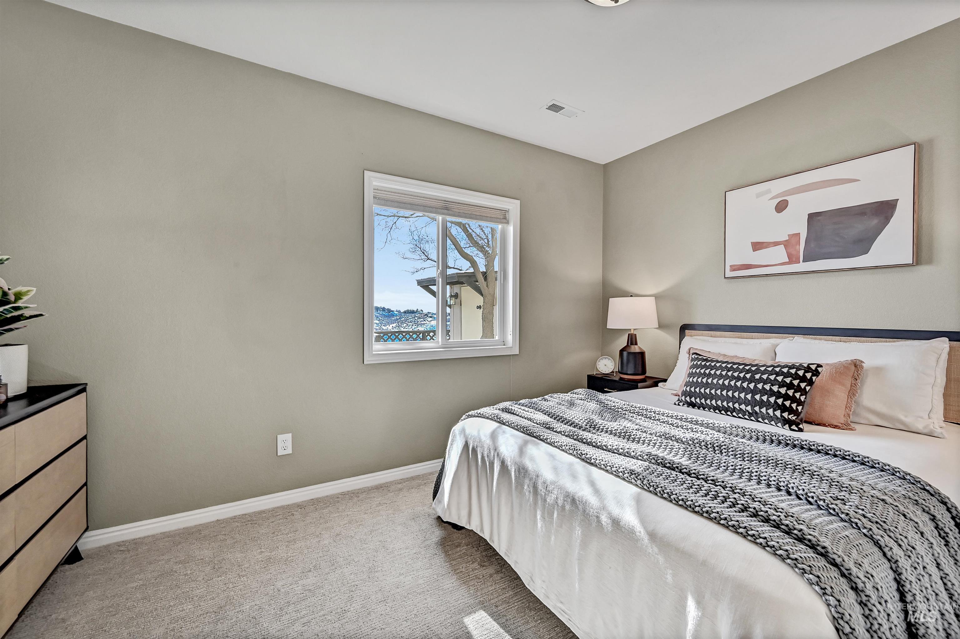 817 E Highland View Dr