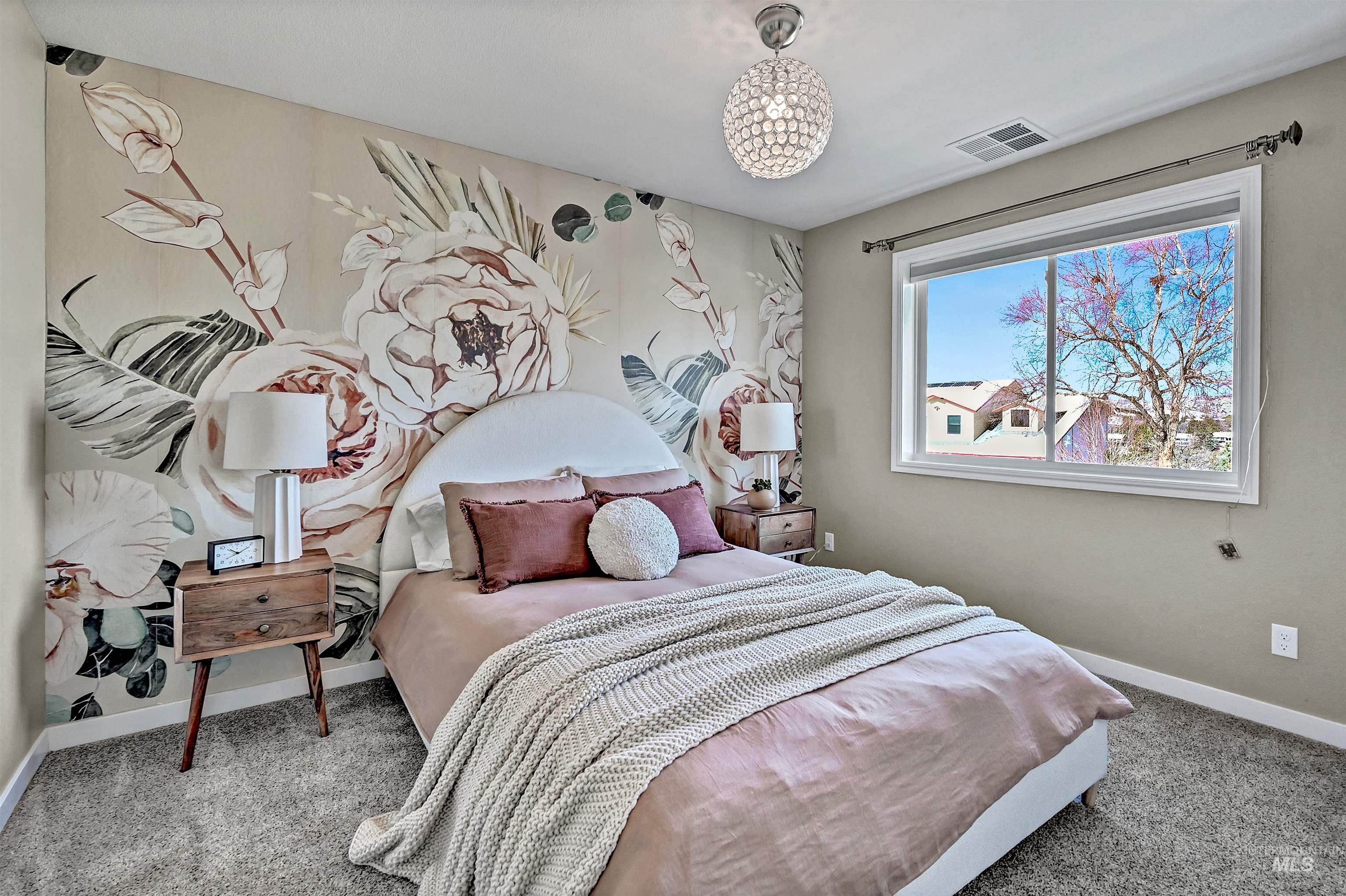 817 E Highland View Dr